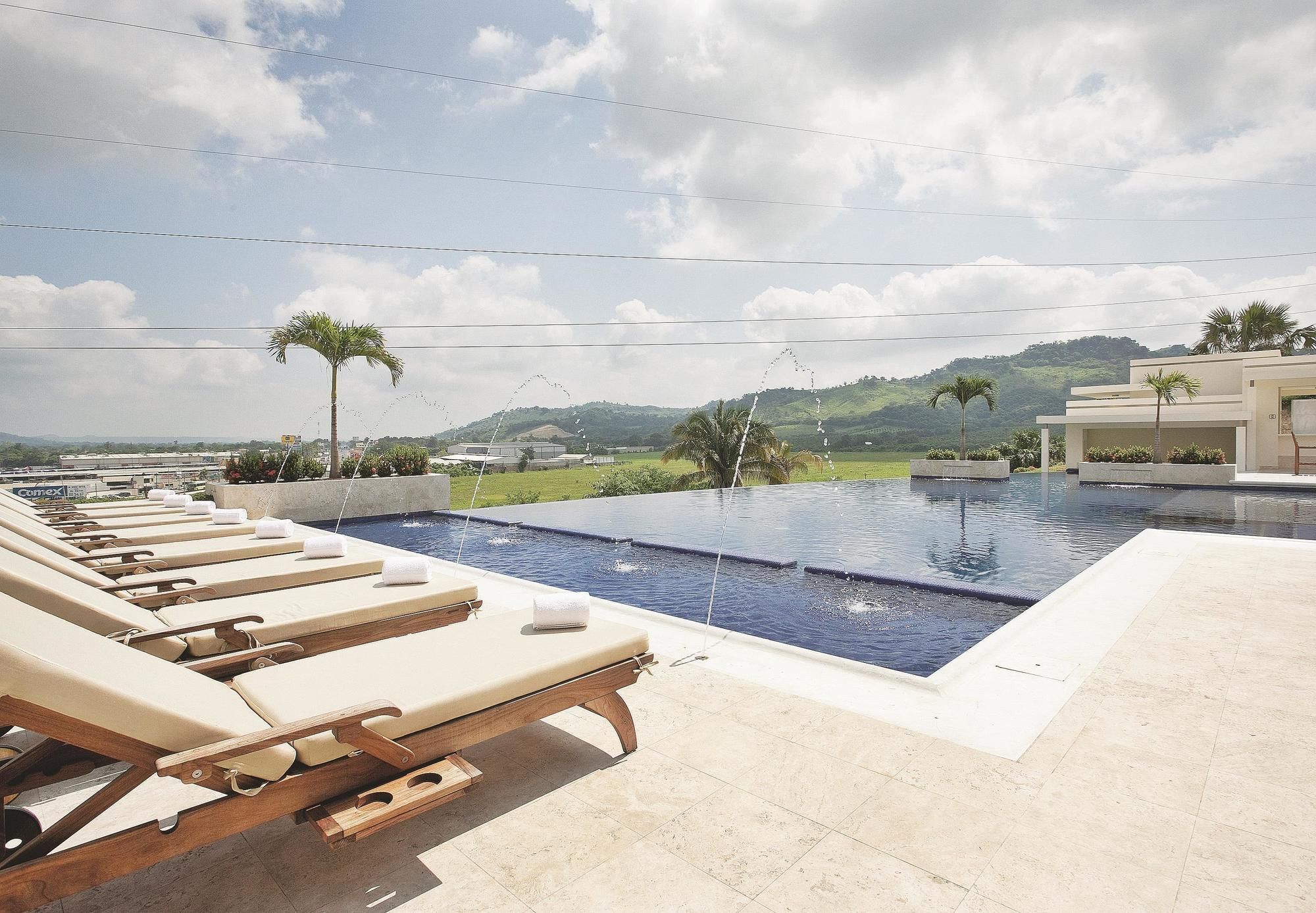 Hotel La Quinta by Wyndham Poza Rica Esterno foto